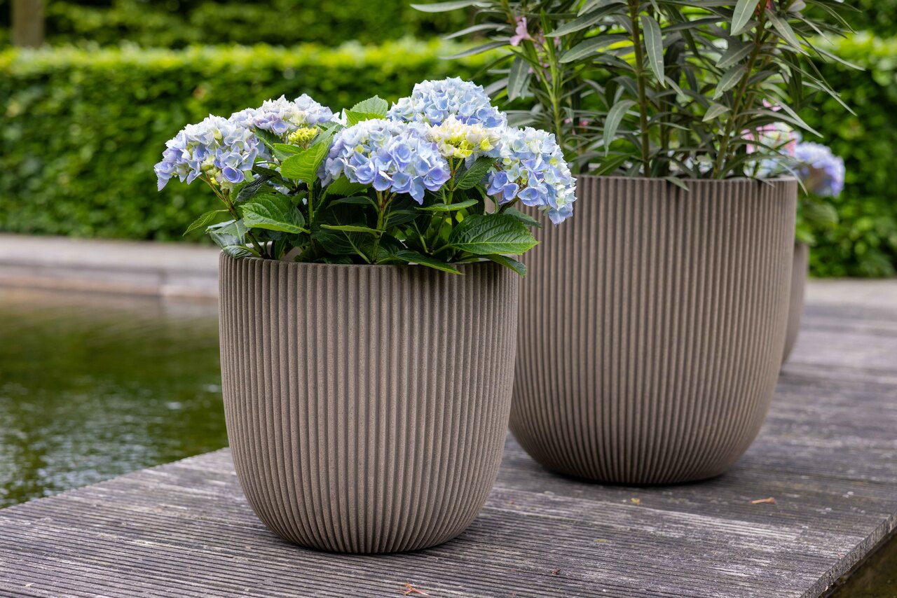 Planter ball Groove NL warm taupe